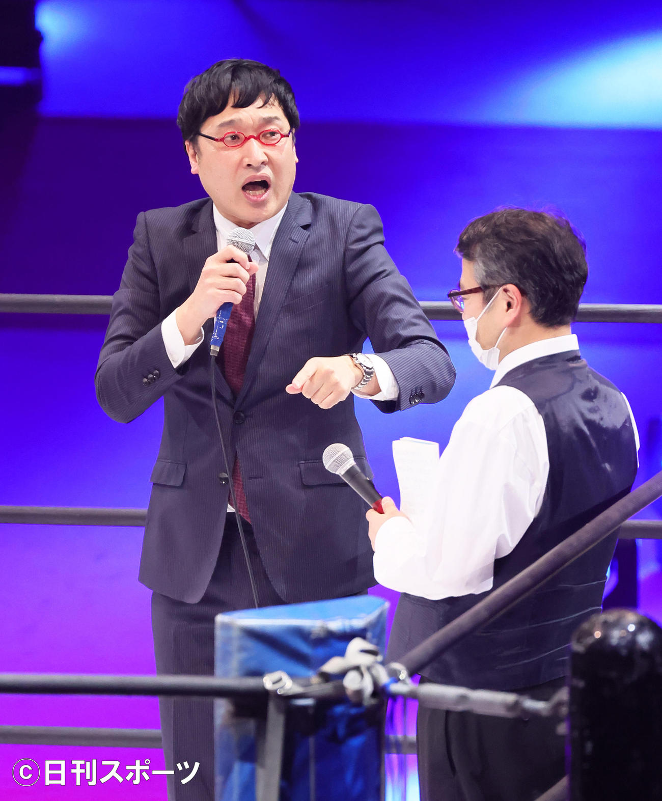 大会のオープニングでの「肛門爆破」を知らされ納得のいかない表情を見せる山里亮太（撮影・足立雅史）