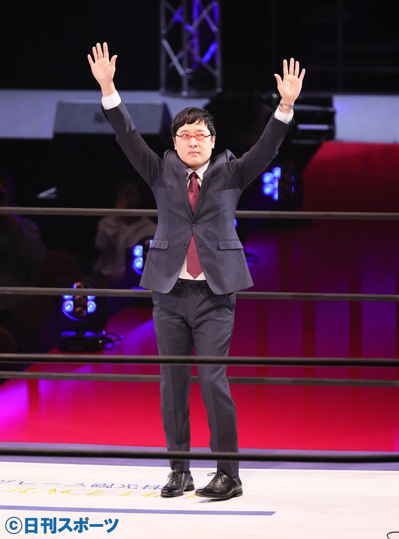 大会のオープニングでリングに上がる山里亮太（撮影・足立雅史）
