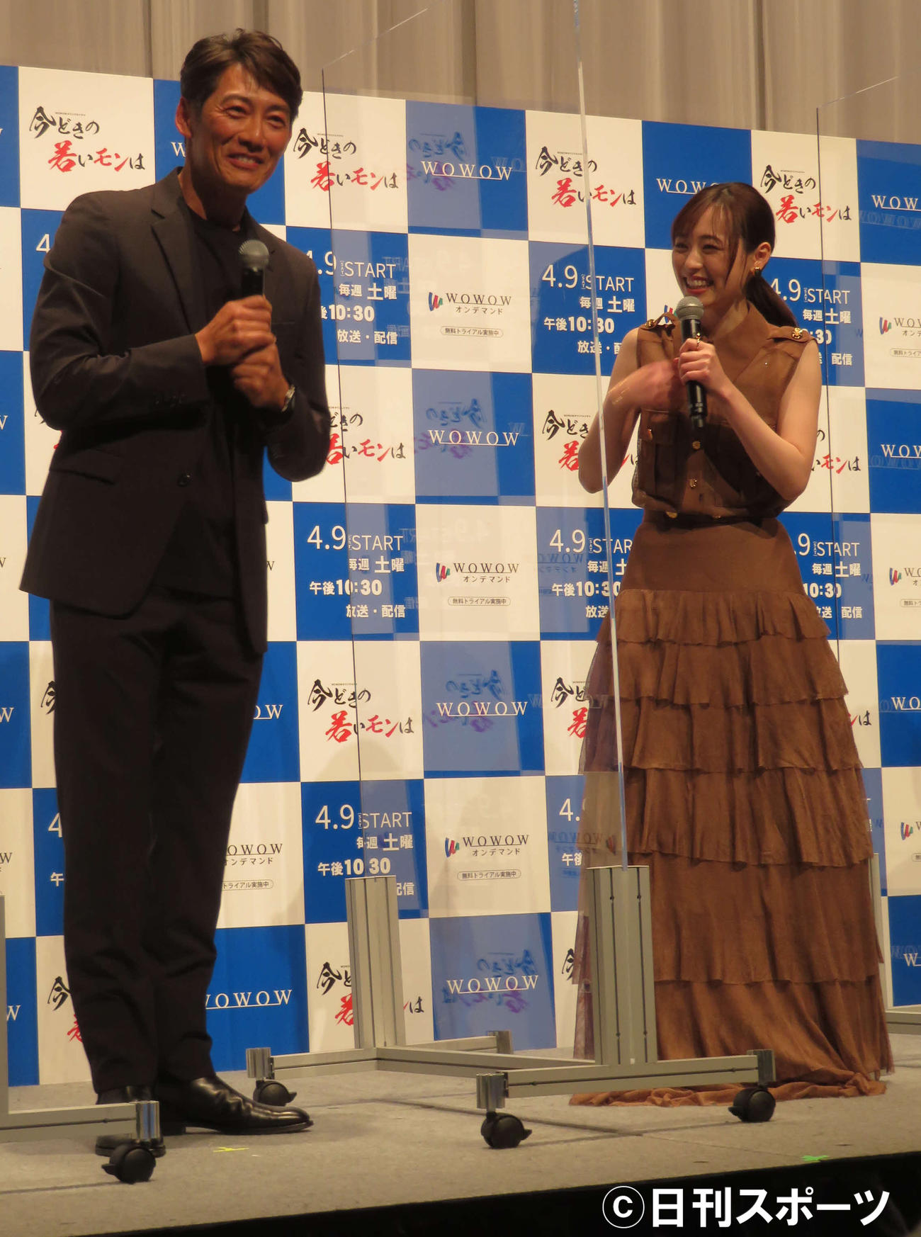 WOWOWオリジナルドラマ「今どきの若いモンは」完成報告会に登壇し、笑い合う反町隆史（左）と福原遥（撮影・村上幸将）