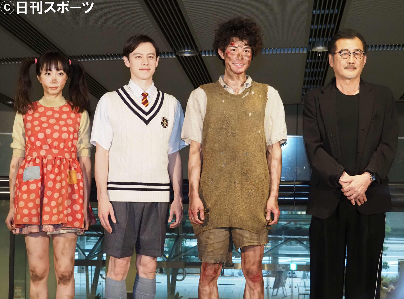 ミュージカル「ブラッド・ブラザーズ」の取材会を行った、左から木南晴夏、ウエンツ瑛士、柿澤勇人、吉田鋼太郎（撮影・遠藤尚子）