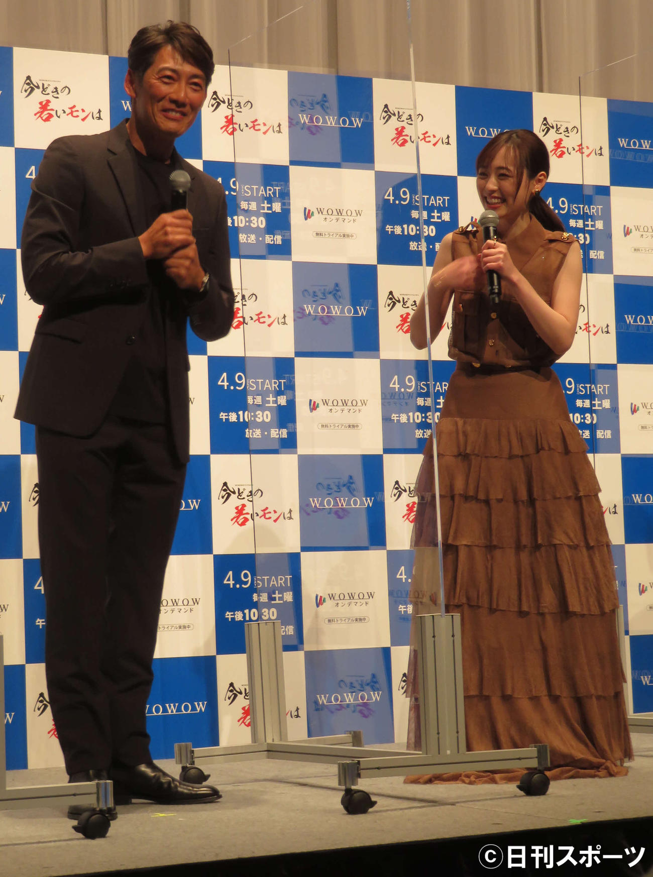 WOWOWオリジナルドラマ「今どきの若いモンは」完成報告会に登壇し、笑い合う反町隆史（左）と福原遥（撮影・村上幸将）