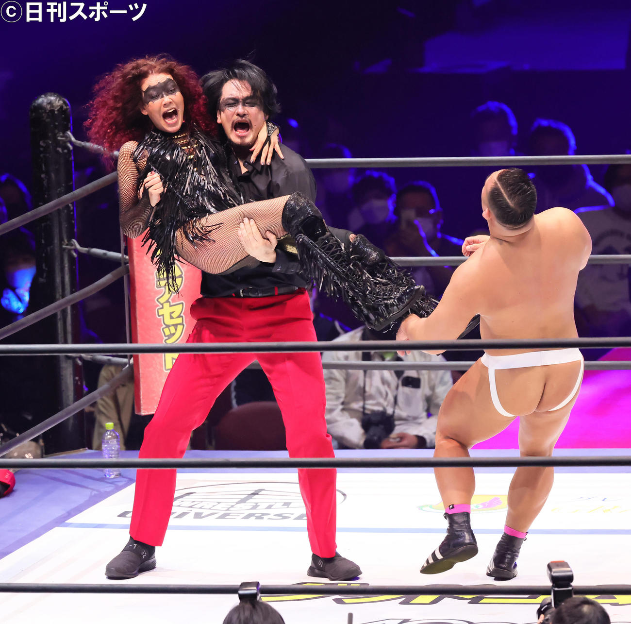 引退試合で合体技を見舞うLiLiCo（左）と純烈の小田井涼平（中央）（撮影・足立雅史）
