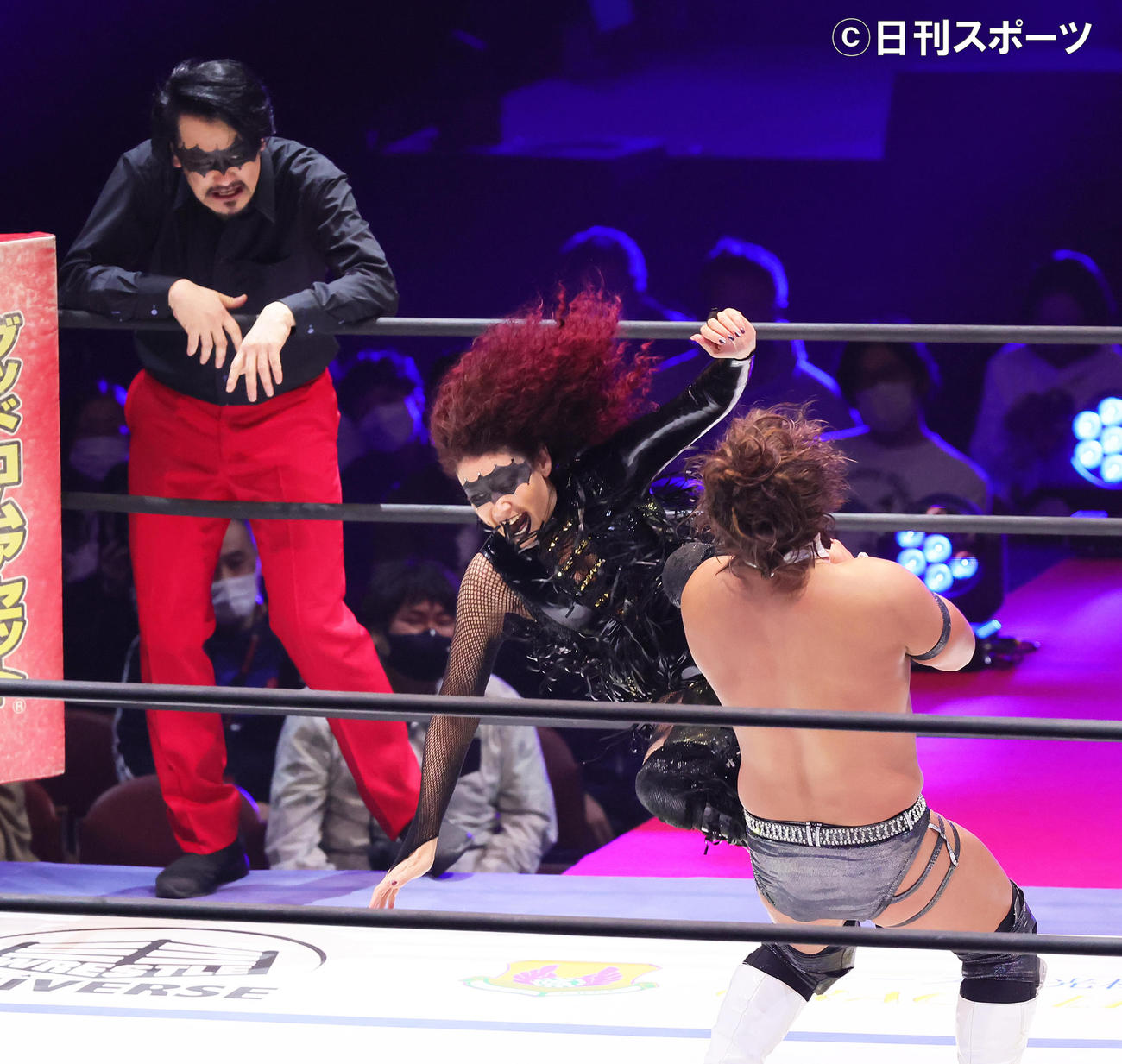 引退試合で技を見舞うLiLiCo（中央）。左は純烈の小田井涼平（撮影・足立雅史）