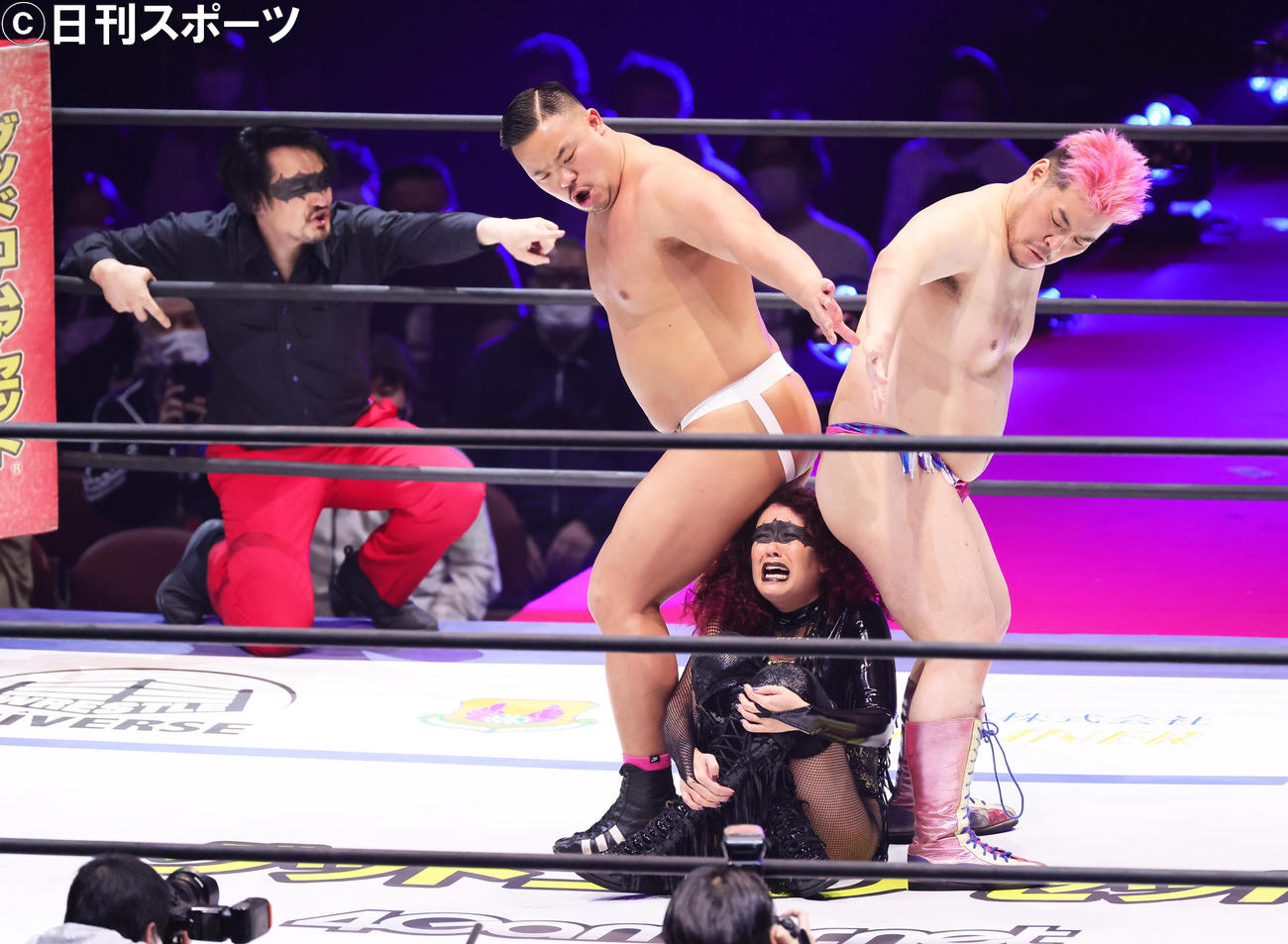 引退試合で尻での攻撃を受けるLiLiCo（右から2人目）。左端は純烈の小田井涼平（撮影・足立雅史）