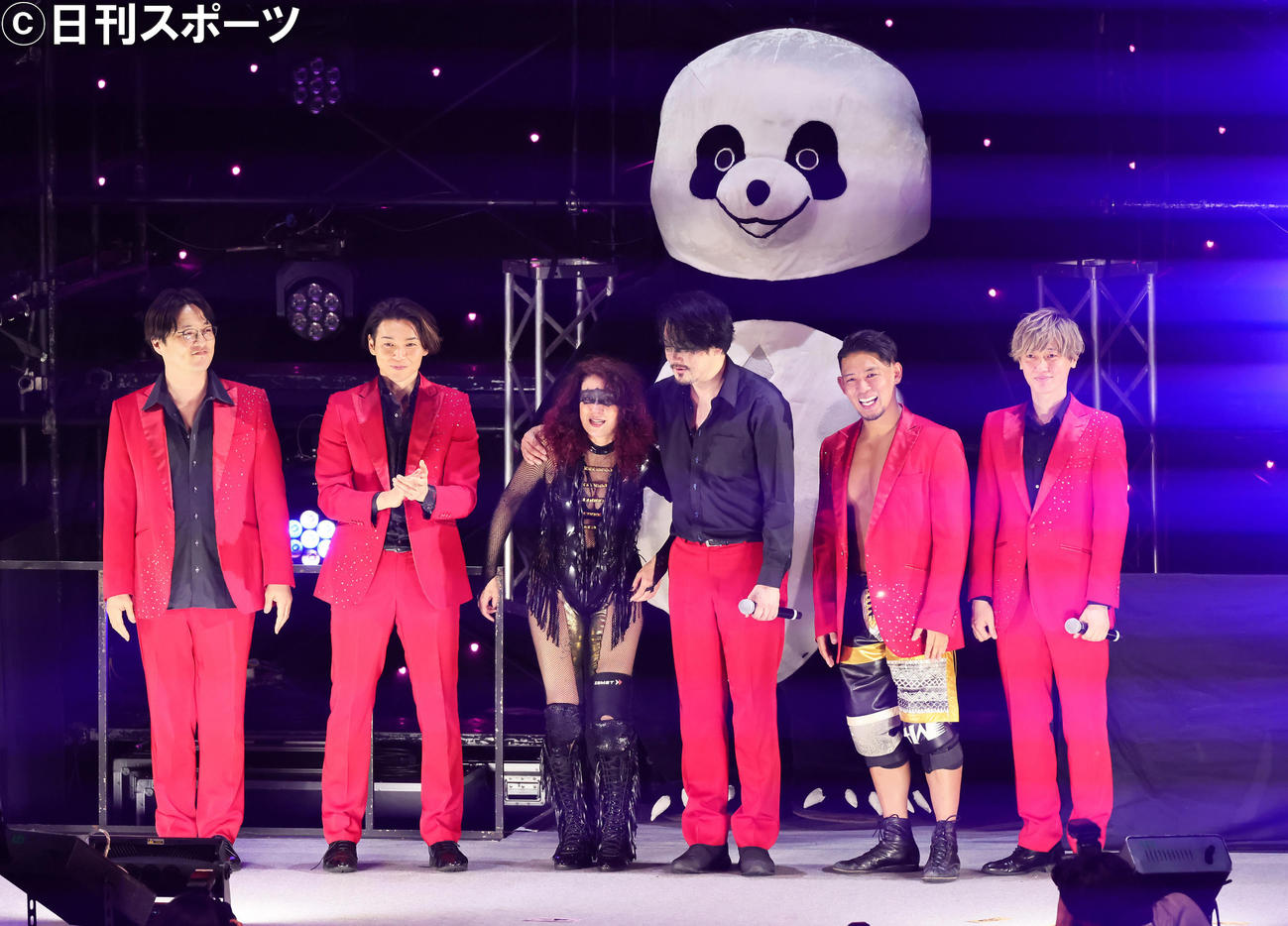 引退試合を終えたLiLiCo（中央左）、夫で純烈の小田井涼平（同右）ら（撮影・足立雅史）