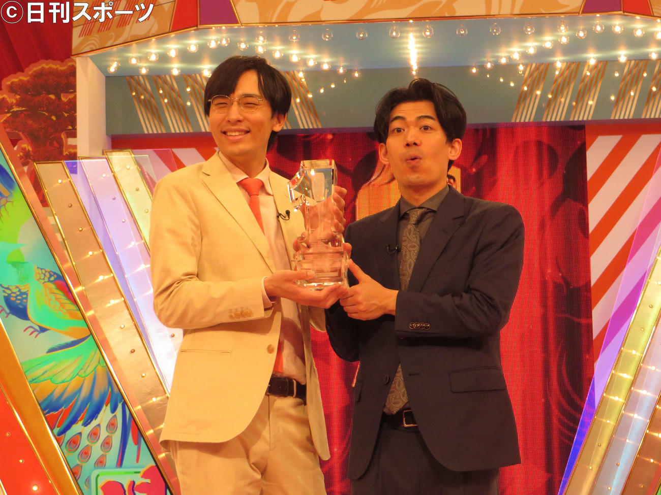 ytv漫才新人賞で念願の優勝を飾ったカベポスター。左から永見大吾、浜田順平