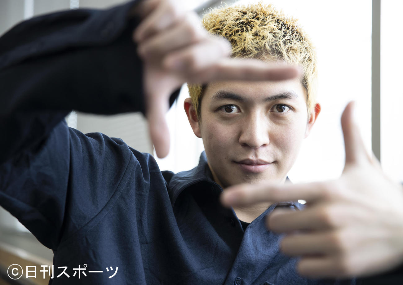 映画「今はちょっと、ついてないだけ」でカメラマンを演じる原沢侑高。さわやかな笑顔もキリッとした鋭い表情も絵になります！（撮影・垰建太）