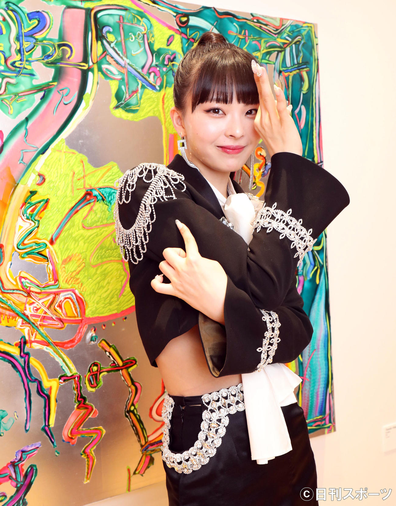 ソロデビュー曲の振り付けポーズを決める川口ゆりな（撮影・狩俣裕三）