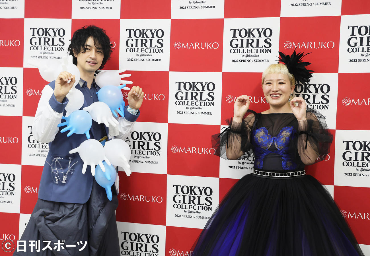 ステージを終え、笑顔でポーズを決める斎藤工（左）と丸山桂里奈（撮影・足立雅史）