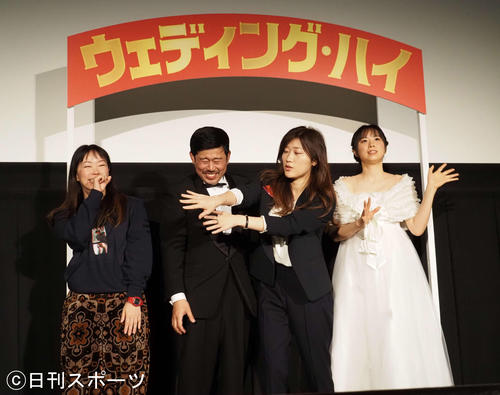 フォトセッションでふざける岡野陽一を制止するヒコロヒー(中央)。右は河邑ミク、左は大九明子監督(撮影・遠藤尚子)