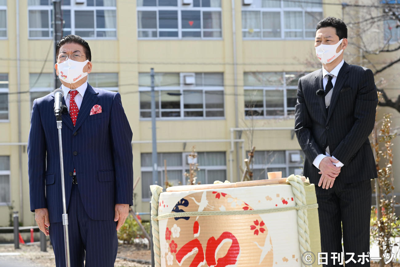 「BSよしもと」の開局を記念しあいさつする西川きよし（左）と東野幸治（撮影・滝沢徹郎）