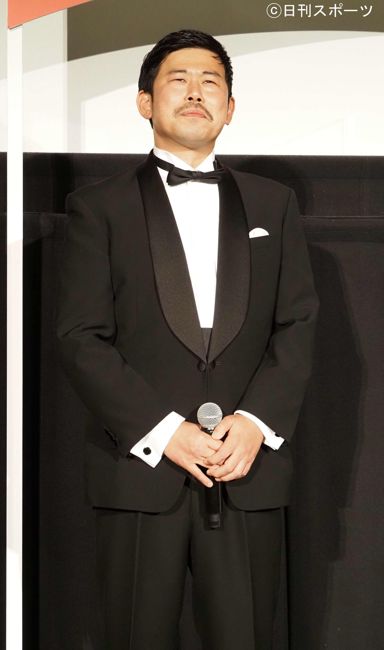 映画「ウェディング・ハイ」公開記念イベントにタキシードで登壇した岡野陽一（撮影・遠藤尚子）