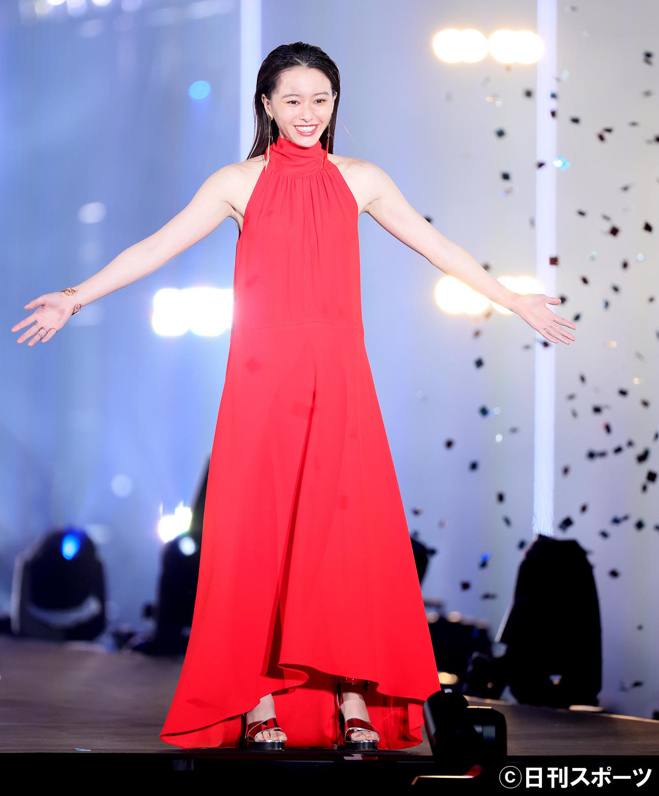 ランウエーで笑顔の山本舞香（撮影・足立雅史）