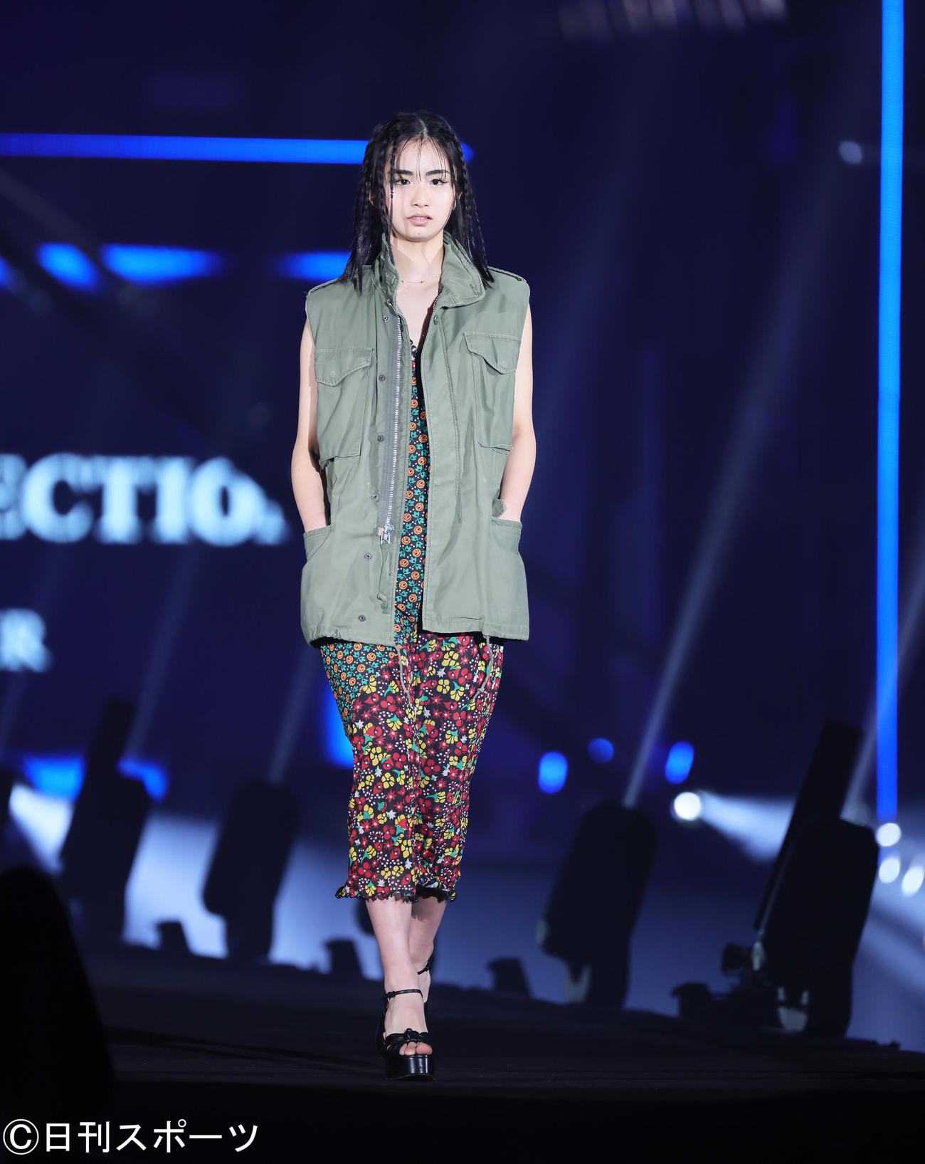 ランウエーを歩く新沼凛空（撮影・足立雅史）