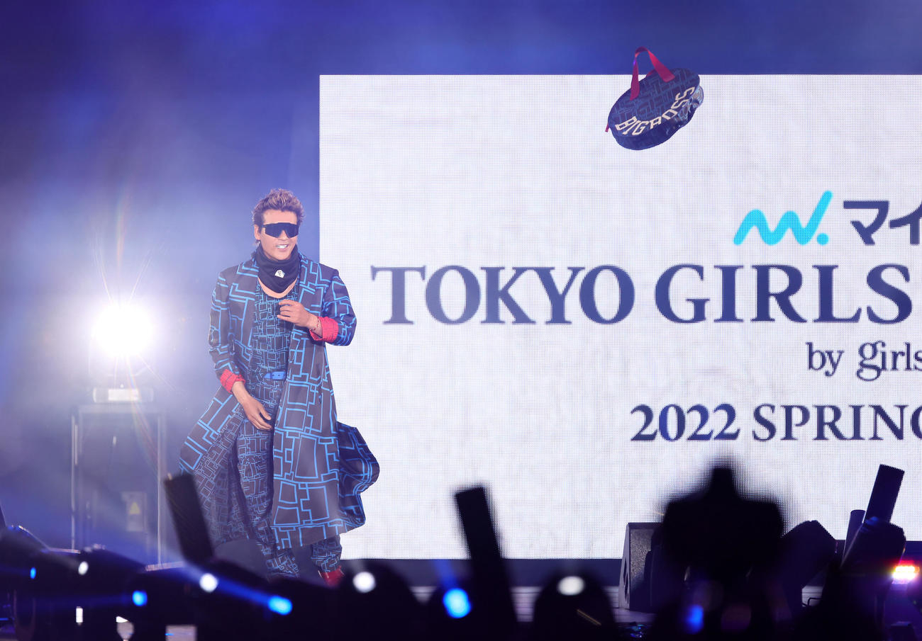 ステージに登場しバッグを放り投げる日本ハム新庄監督（撮影・足立雅史）