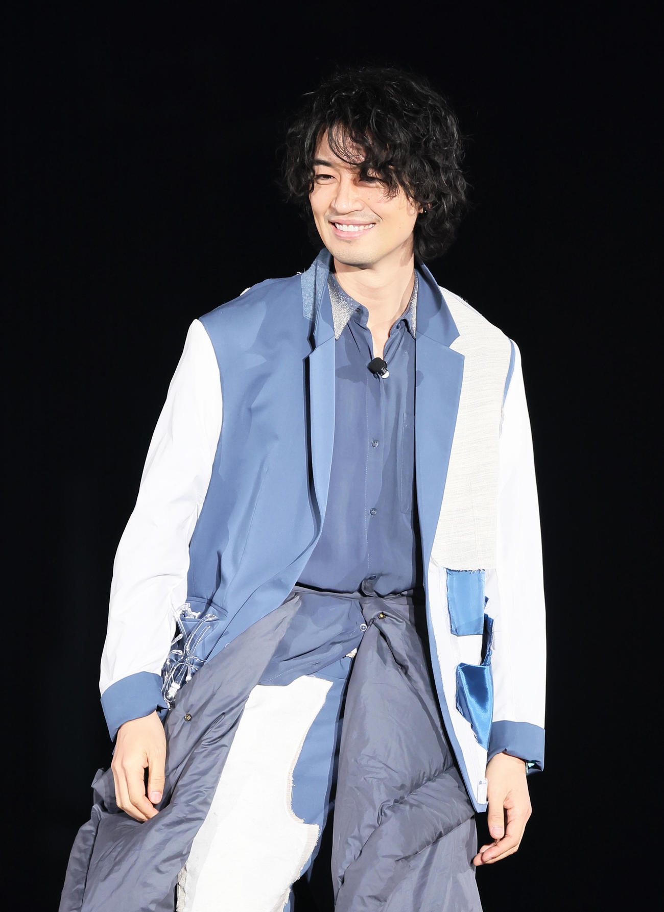 ランウエーで笑顔の斎藤工（撮影・足立雅史）