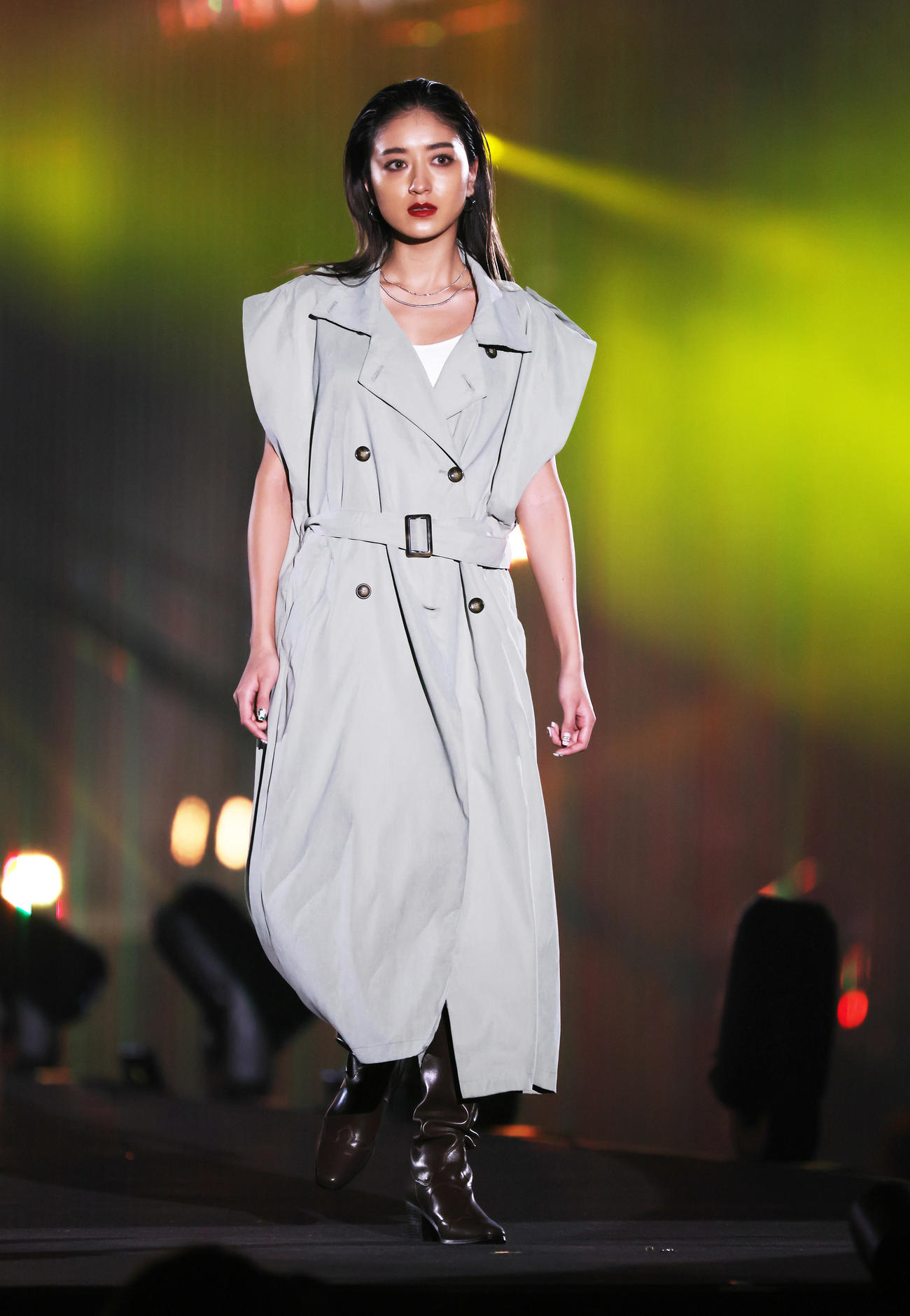 ランウエーを歩く池田美優（撮影・足立雅史）