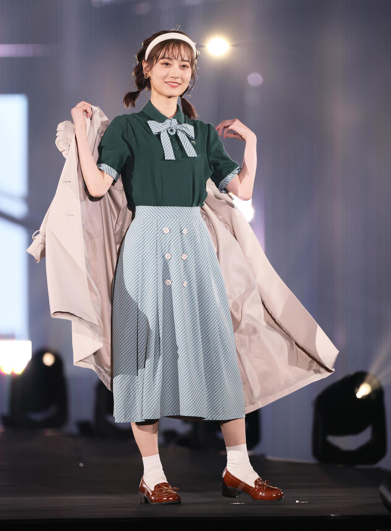 ランウエーを歩く山下美月（撮影・足立雅史）