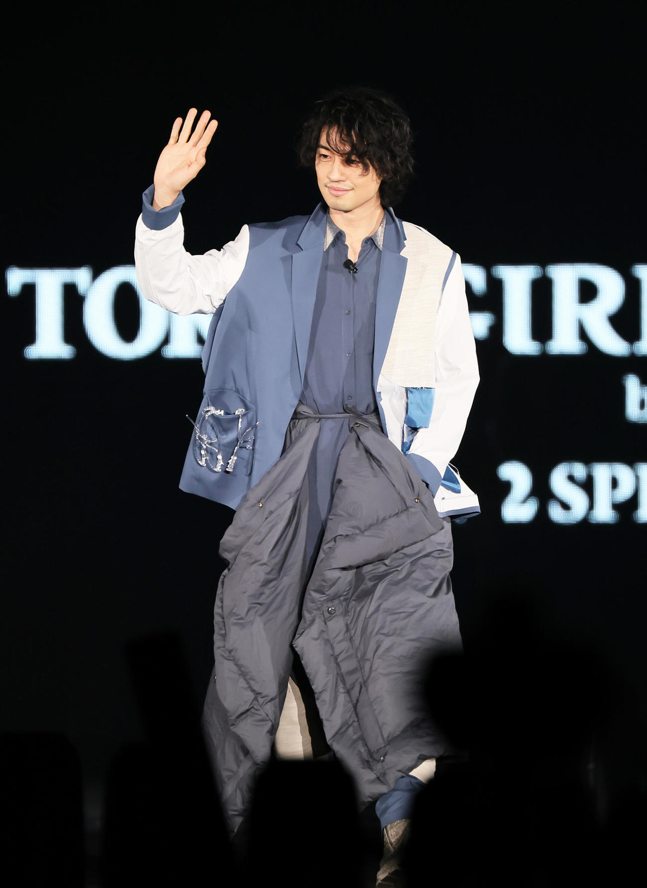 ランウエーを歩く斎藤工（撮影・足立雅史）
