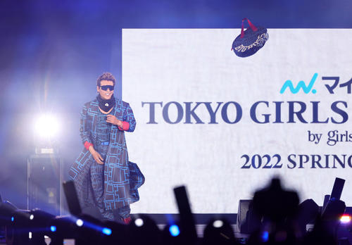 ステージに登場しバッグを放り投げる日本ハム新庄監督（撮影・足立雅史）