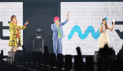 MCを務める、左からEXITのりんたろーと兼近大樹、鷲見玲奈（撮影・足立雅史）