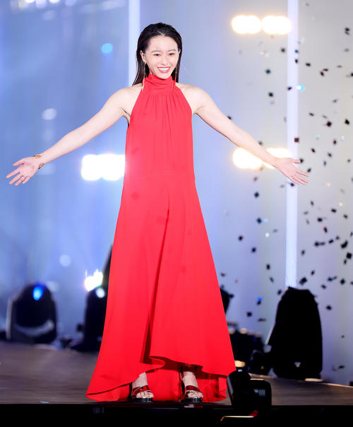 ランウエーで笑顔の山本舞香（撮影・足立雅史）