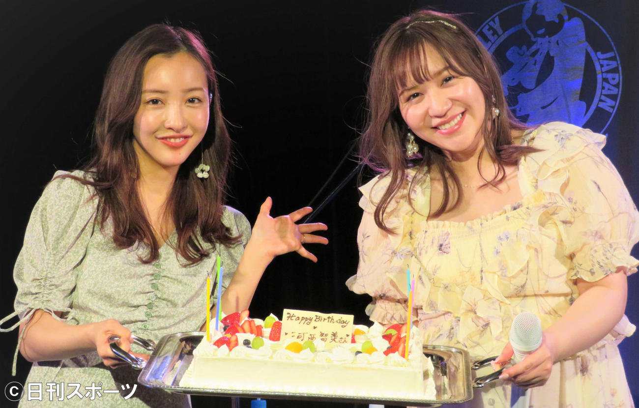「Tomomi Kasai ANNIVERSARY LIVE 2022」を行った河西智美（右）とゲストで登場した板野友美（撮影・三須佳夏）