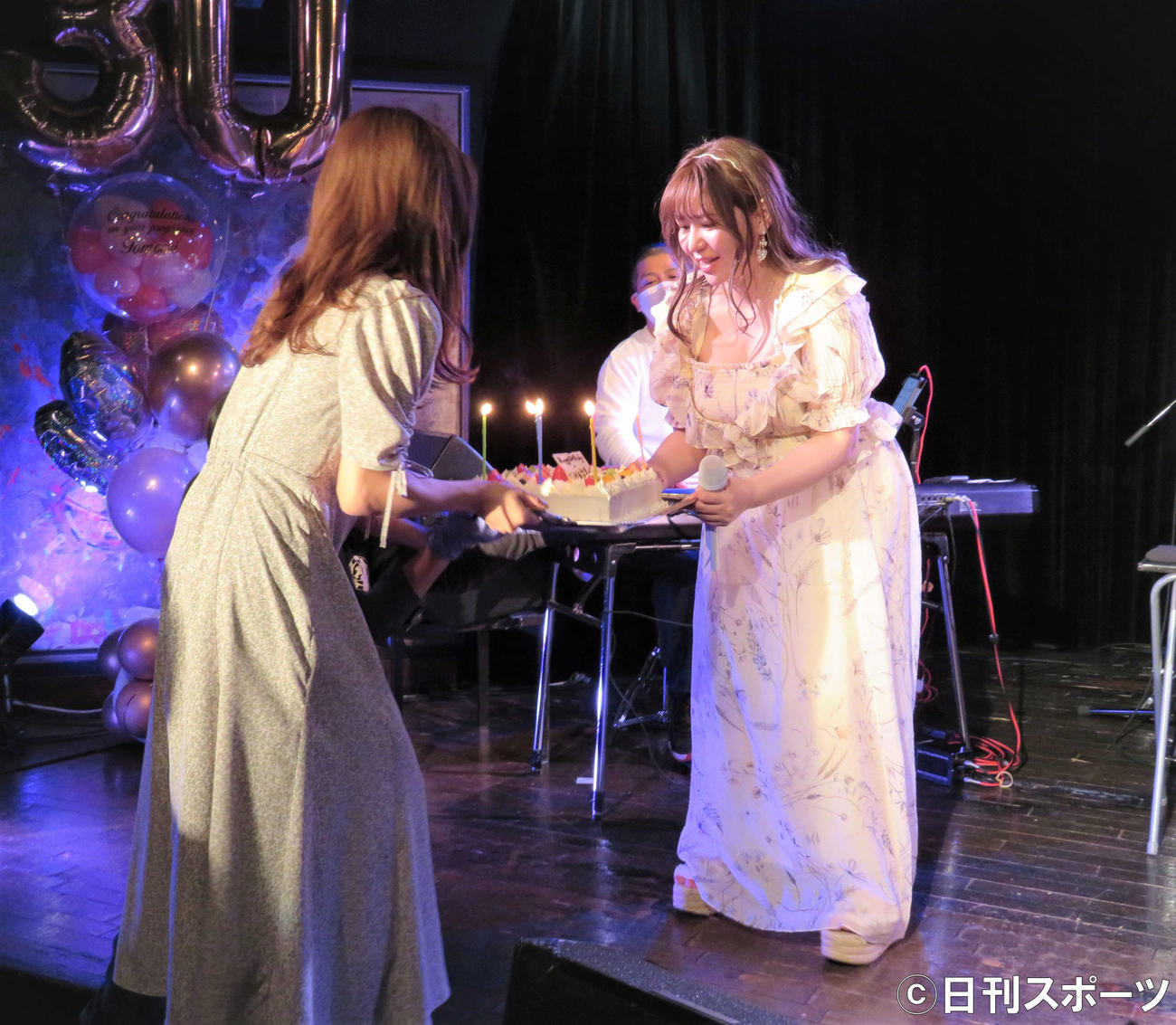 「Tomomi Kasai ANNIVERSARY LIVE 2022」を行った河西智美（右）とゲストで登場した板野友美（撮影・三須佳夏）