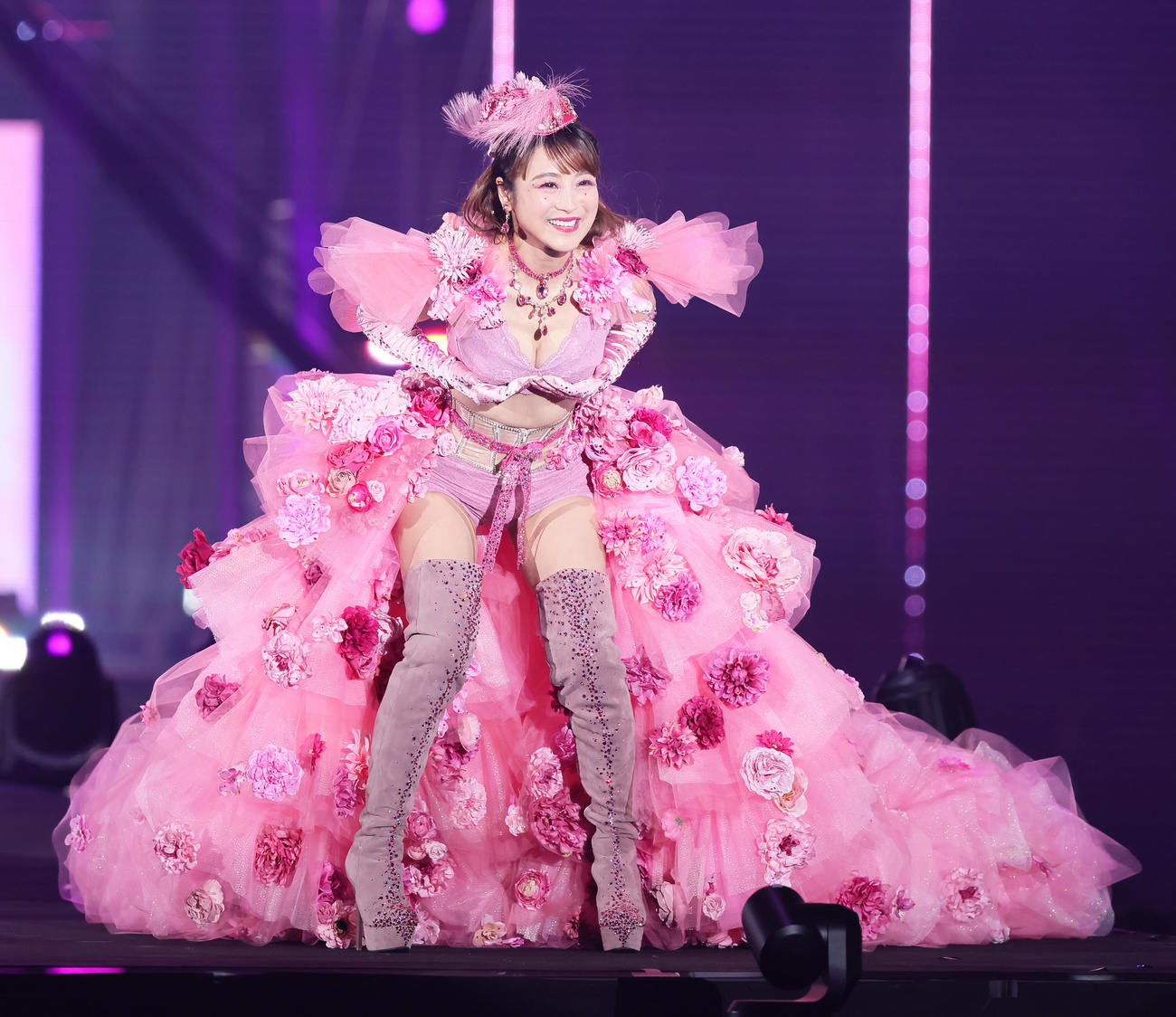 ステージで大胆なポーズを披露する鈴木奈々（撮影・足立雅史）
