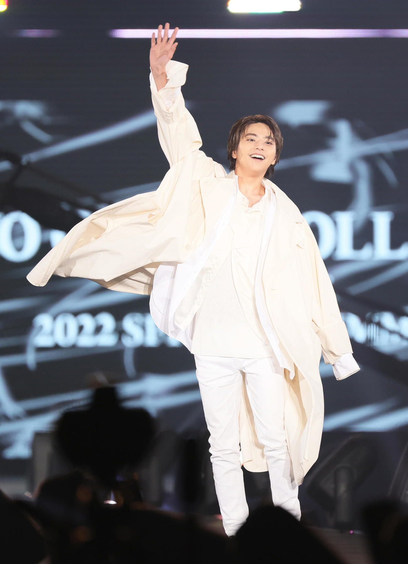 ステージで笑顔のSexy Zone佐藤勝利（撮影・足立雅史）
