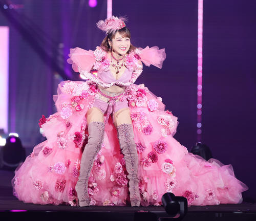 ステージで大胆なポーズを披露する鈴木奈々（撮影・足立雅史）