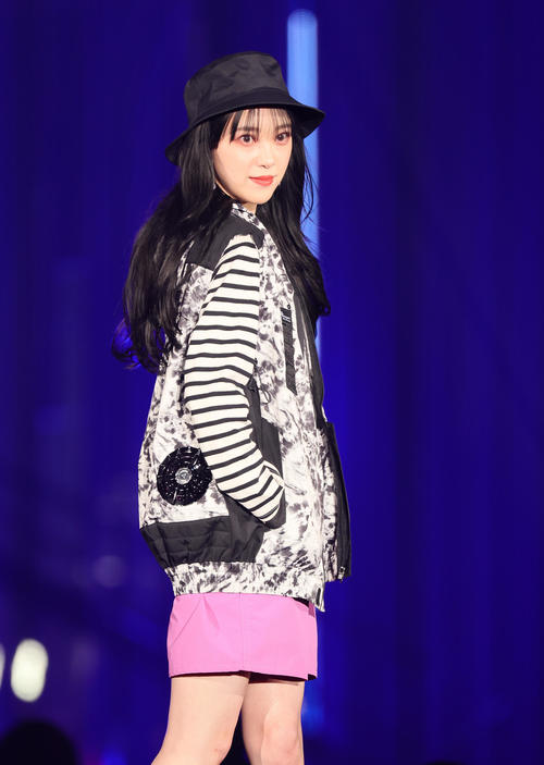 ランウエーでポーズを決める堀未央奈（撮影・足立雅史）