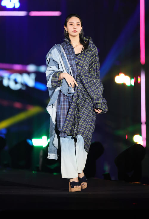 ランウエーを歩く櫻坂46小林由依（撮影・足立雅史）