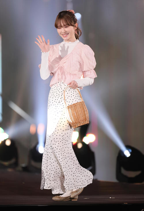 ランウエーを歩く加藤史帆（撮影・足立雅史）