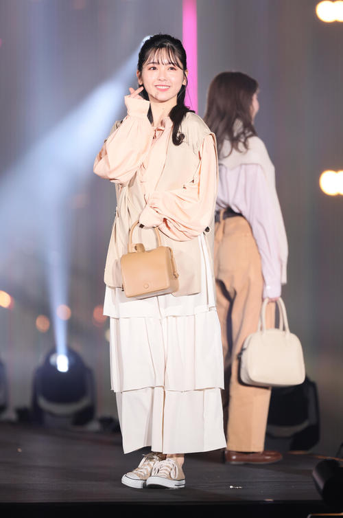 ランウエーを歩く乃木坂46筒井あやめ（撮影・足立雅史）