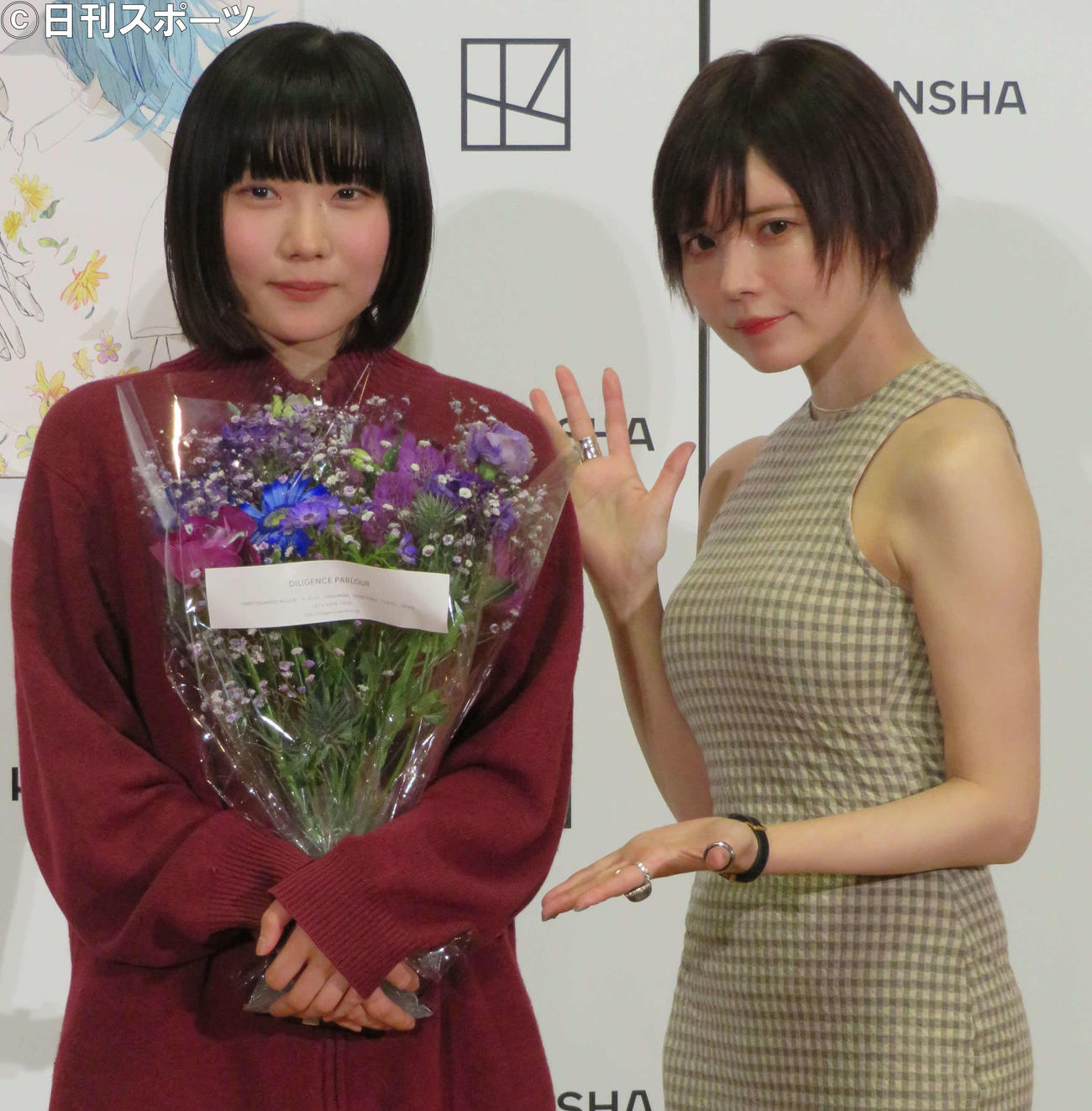 「ミスiD 2022」でグランプリを受賞した金井球さん（左）と選考委員を務めた益若つばさ（撮影・三須佳夏）