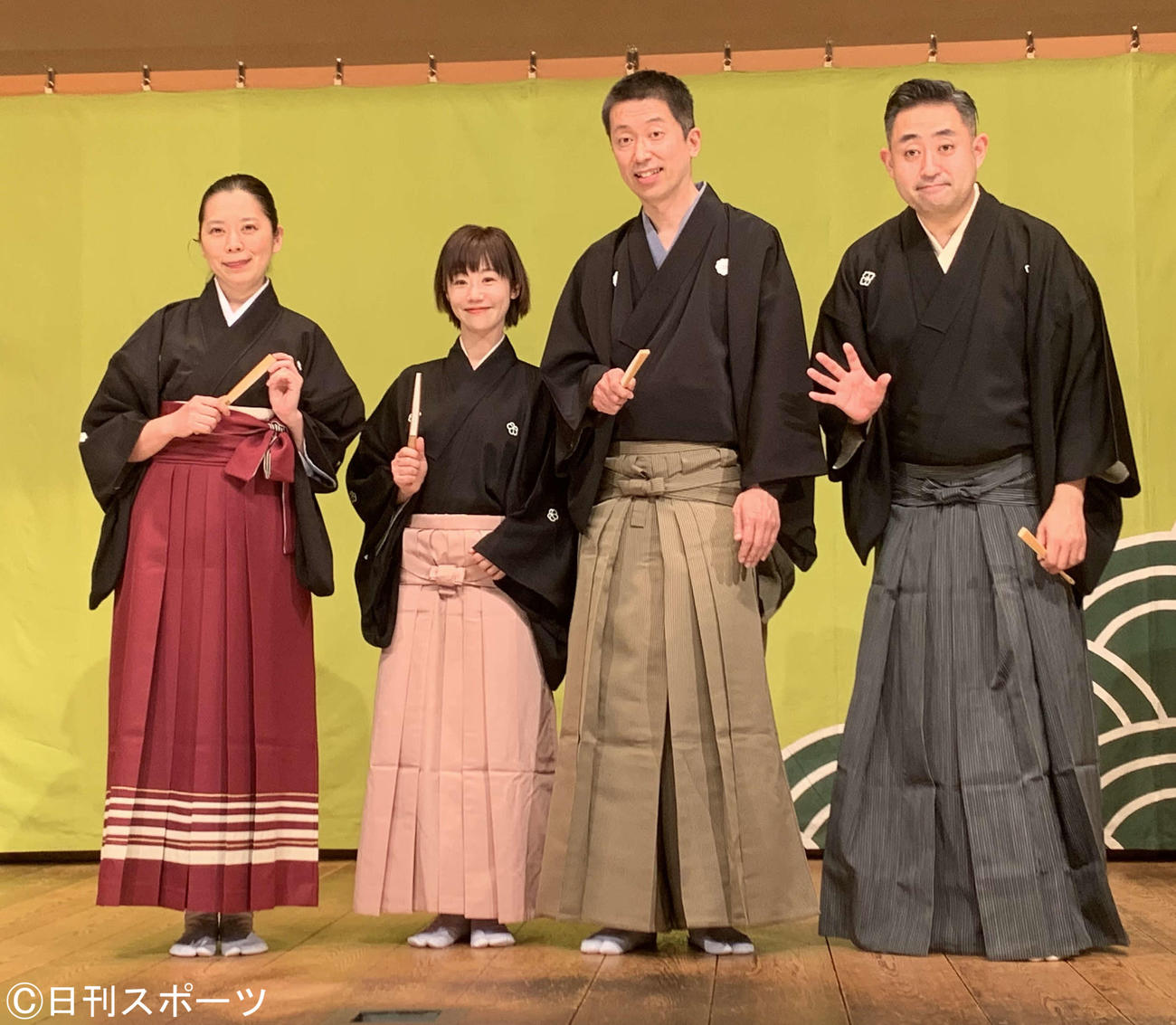 真打昇進披露興行後に取材に応じた、左から三遊亭律歌、蝶花楼桃花、柳家風柳、林家はな平（撮影・松尾幸之介）
