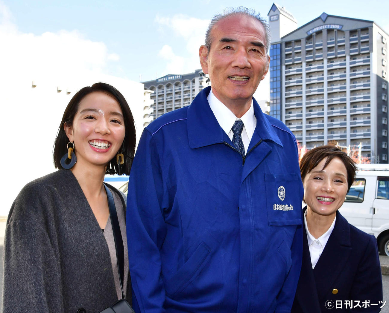仲むつまじい元大関若嶋津の荒磯親方（中央）とみづえ夫人（右）、左は娘でタレントのアイリ（2019年11月撮影）