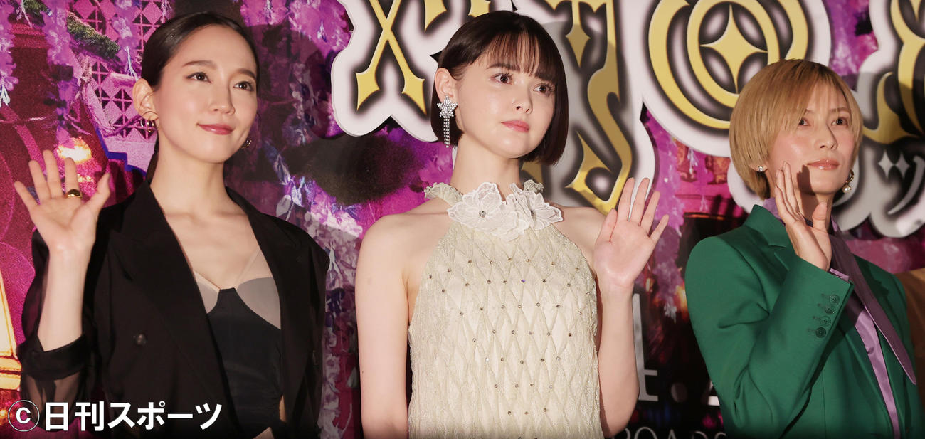 映画「ホリック　xxxHOLiC」完成披露試写会舞台あいさつを行った左から吉岡里帆、玉城ティナ、柴咲コウ（撮影・野上伸悟）