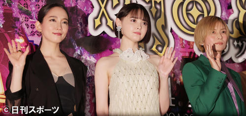映画「ホリック xxxHOLiC」完成披露試写会舞台あいさつを行った左から吉岡里帆、玉城ティナ、柴咲コウ(撮影・野上伸悟)