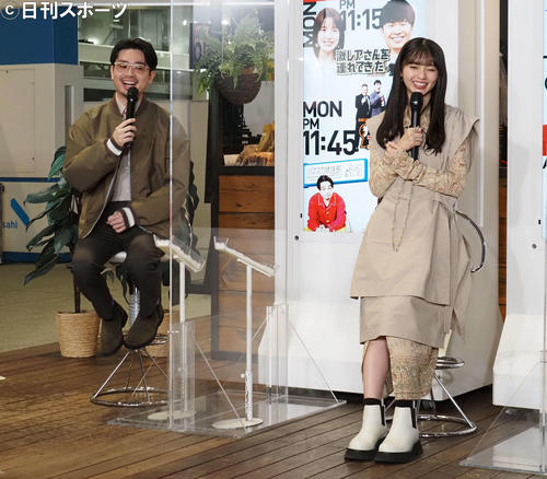 会見で笑顔を見せるハマ・オカモト(左)と乃木坂46齋藤飛鳥(撮影・遠藤尚子)