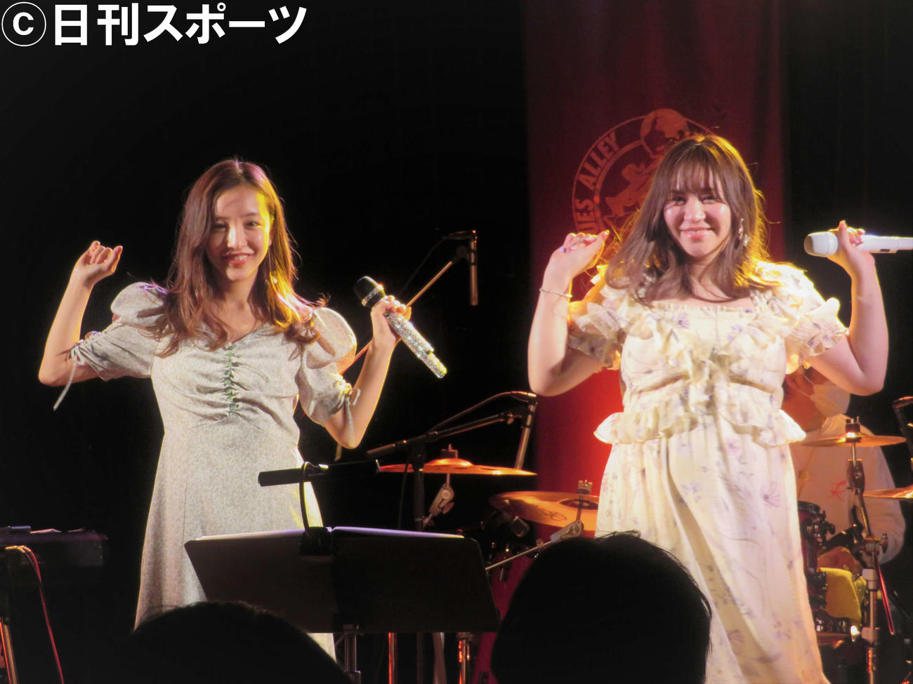 「Tomomi Kasai ANNIVERSARY LIVE 2022」を行った河西智美（右）とゲストで登場した板野友美（撮影・三須佳夏）
