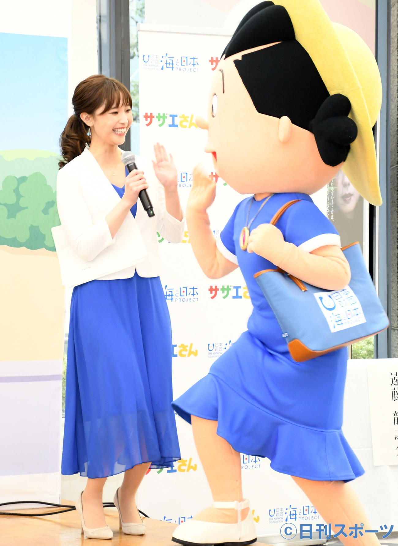 「海と日本プロジェクト×サザエさん」発表セレモニーで司会を務めサザエさんとハイタッチするフジテレビ渡邊渚アナウンサー（撮影・大友陽平）