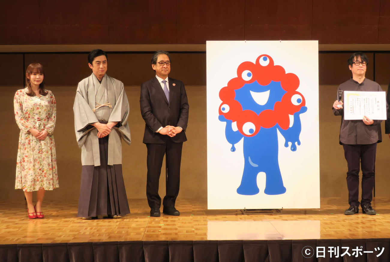 25年大阪・関西万博公式キャラクターデザイン発表会見で。左から、中川翔子、松本幸四郎、若宮健嗣担当相、山下浩平さん