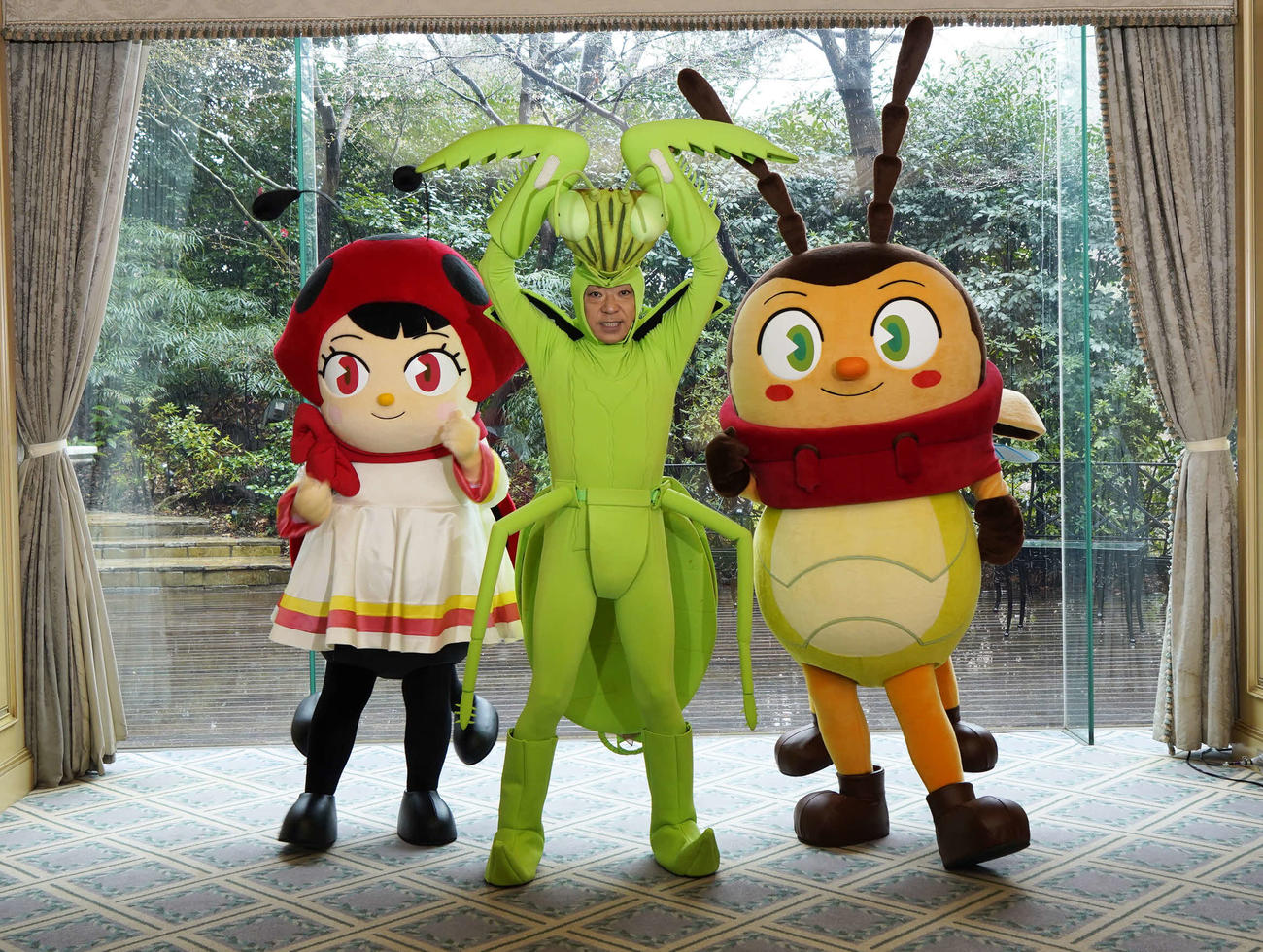 NHK総合「香川照之の昆虫すごいZ！」、Eテレのアニメ「インセクトランド」オンライン取材会に出席したカマキリ先生こと香川照之（中央）。アニメに登場するミア（左）とアダム（右）