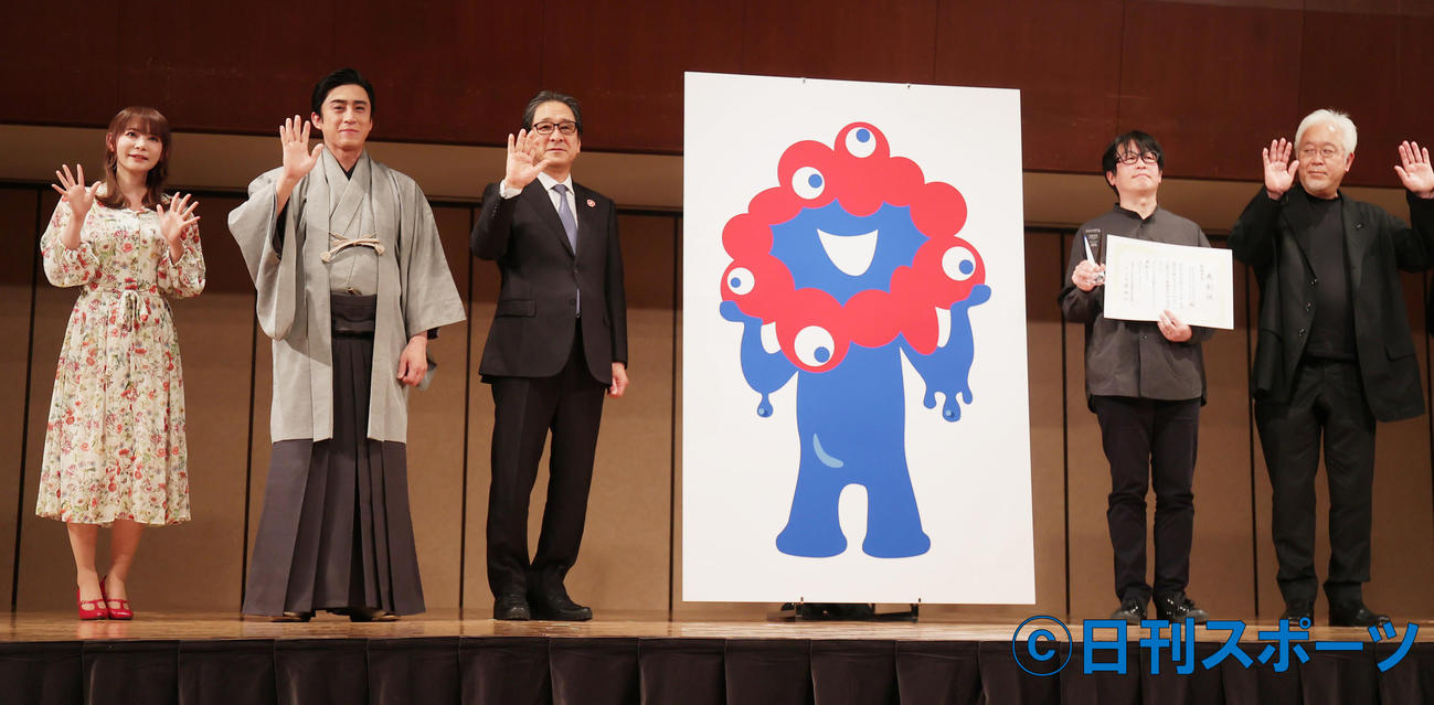 2025年大阪・関西万博キャラクターデザイン公募最優秀作品発表記者会見に出席した選考委員の中川翔子ら（撮影・野上伸悟）