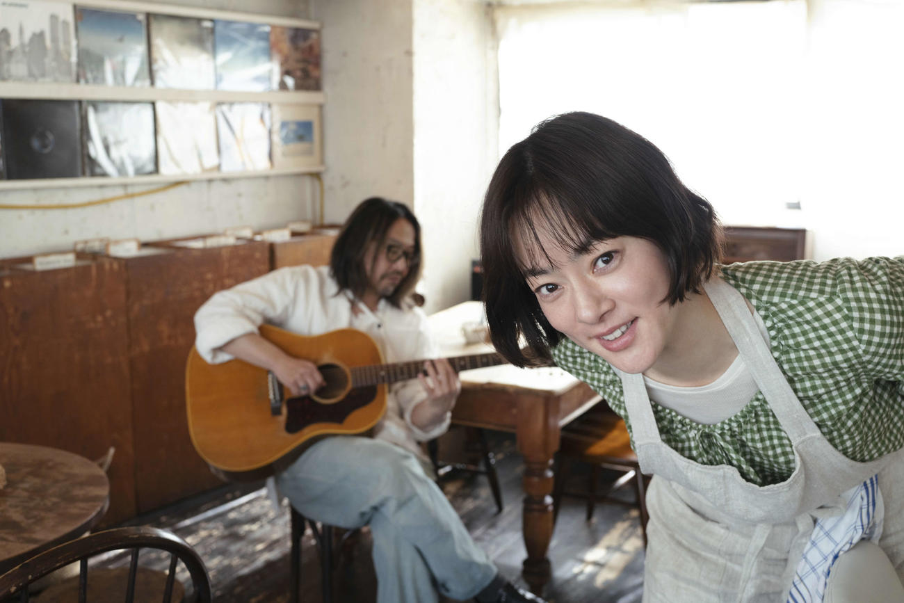 Paraviオリジナル「それ忘れてくださいって言いましたけど。」で主演する市川実日子（右）と曽我部恵一