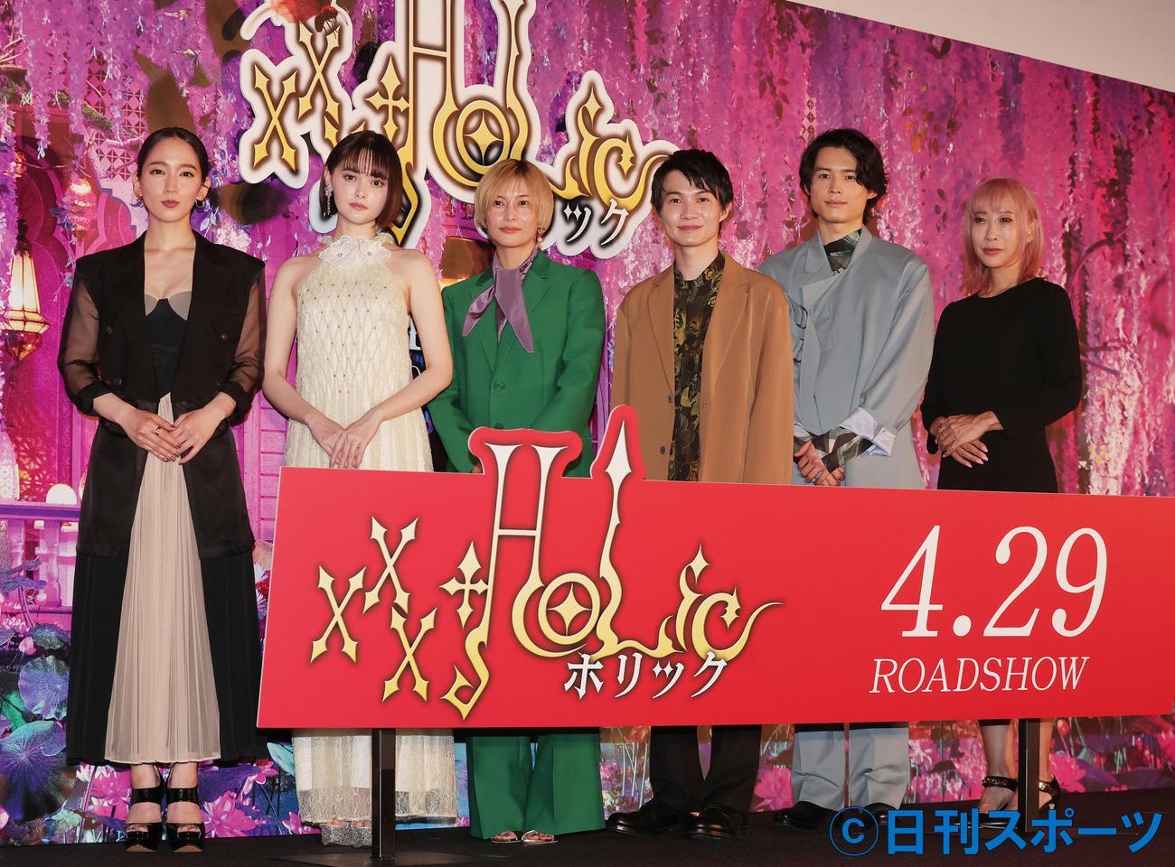 映画「ホリック　xxxHOLiC」完成披露試写会舞台あいさつを行った左から吉岡里帆、玉城ティナ、柴咲コウ、神木隆之介、松村北斗、蜷川実花監督（撮影・野上伸悟）