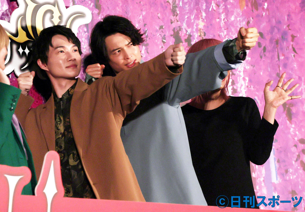 映画「ホリック　xxxHOLiC」完成披露試写会舞台あいさつで弓を射るポーズを見せる神木隆之介（左）と松村北斗（撮影・野上伸悟）
