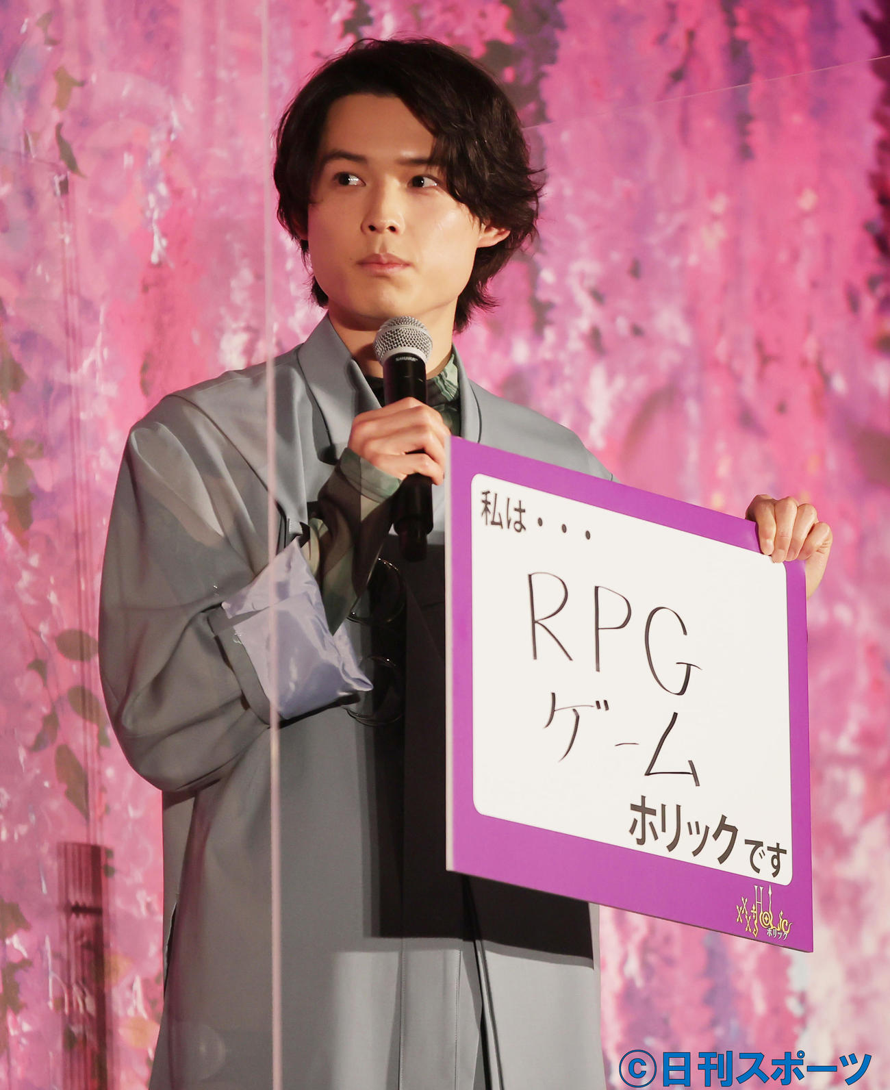 映画「ホリック　xxxHOLiC」完成披露試写会舞台あいさつで「私はRPGゲームホリック（中毒）」と明かす松村北斗（撮影・野上伸悟）